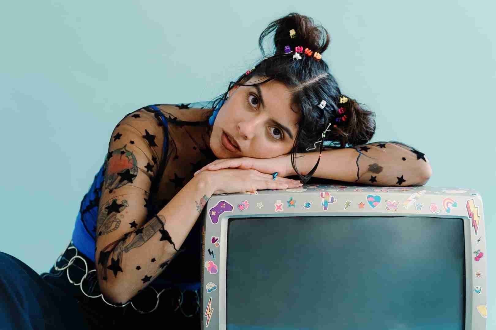 teen leaning on monitor
